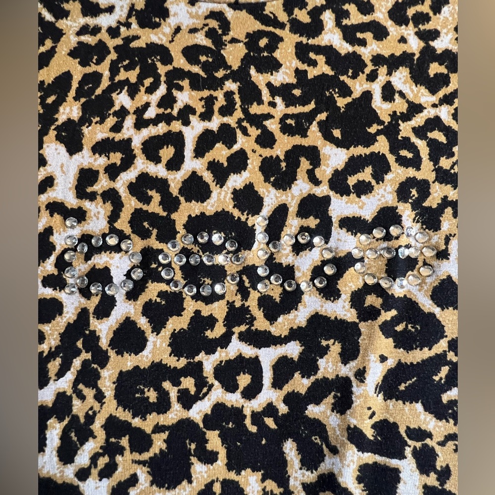 NWT Bebe fitted cut out shoulder crew neck top. Women’s S. Rhinestone design - Picture 3 of 7